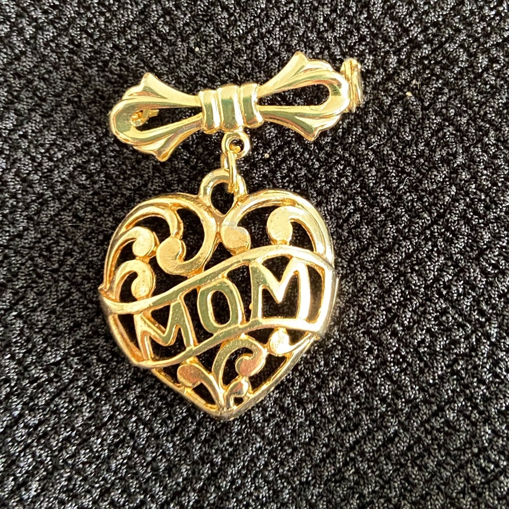 🦋 MOM PIN